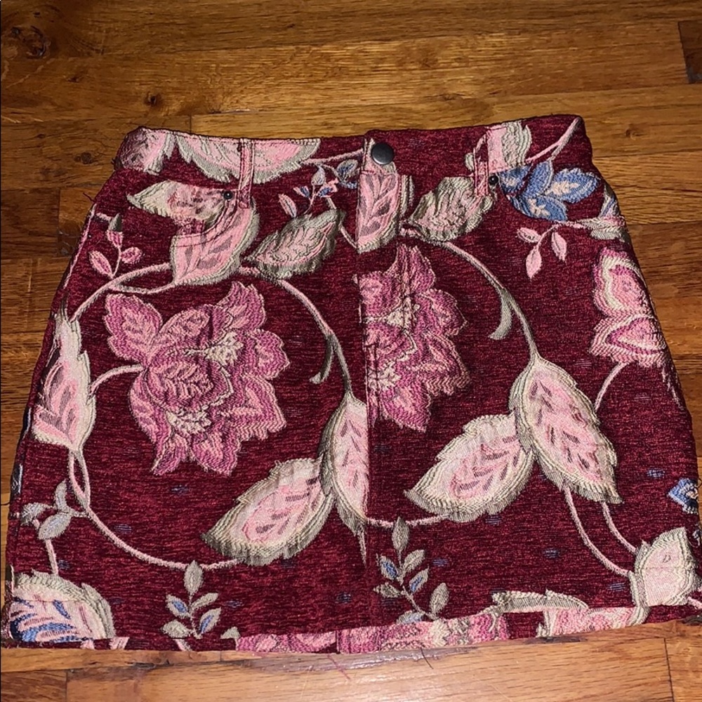 Forever 21 skirt. STYLISH AND LOOKS GREAT ON!!!